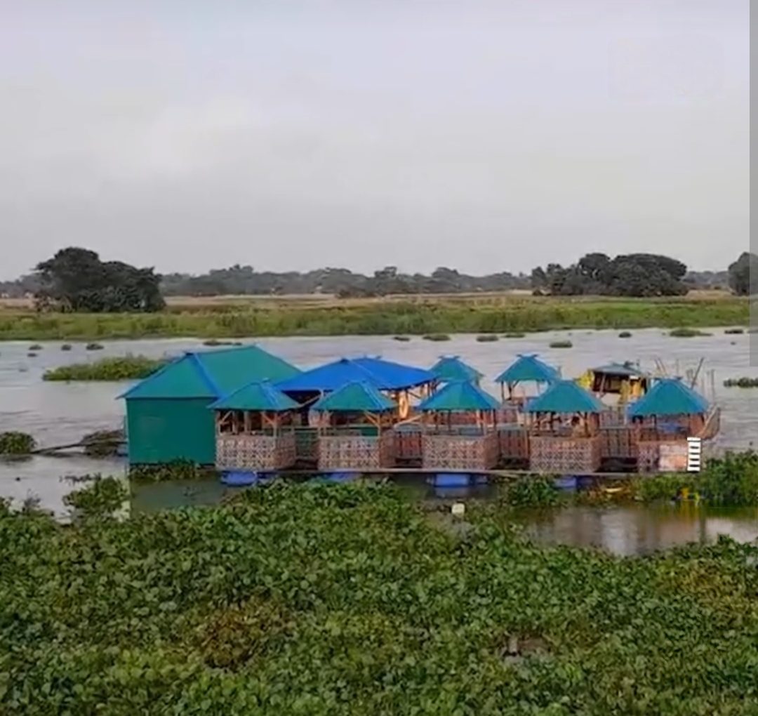 দড়ি ছিড়ে পানিতে ভেস গেছে একটি ভাসমান রেস্টুরেন্ট!